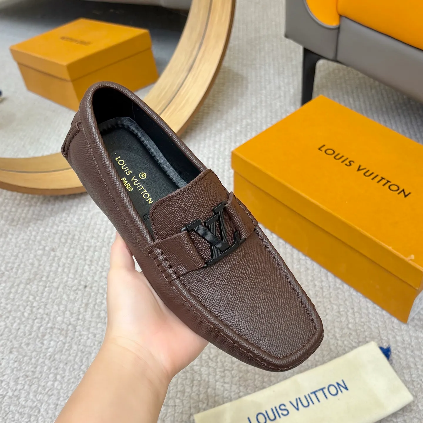 Men's men's shoes 💰420 (Yangli) LV 2⃣️0⃣️2⃣️5️⃣Spring and summer counter GLORIA series models ✈️Original factory special leather production, original last type. A classic driving slip-on casual shoe that shows an elegant style with exquisite craftsmanship details such as Monogram embossing all over the upper🌀Italian imported calfskin fabric Sheepskin foot pads➕Inside～Private mold replica sole Unique style Comfortable driving slip-on Size: 4-12 (38-46) Comes with [Counter packaging: original box, wrapping paper, card, instruction manual, shoehorn, cloth bag] No pressure to enter and leave the counter!